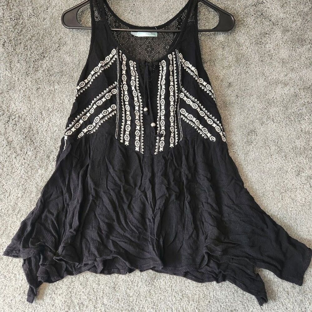 Maurices Top Size L Embroidered Front Lacy Racer Back Summer Tank Shirt
